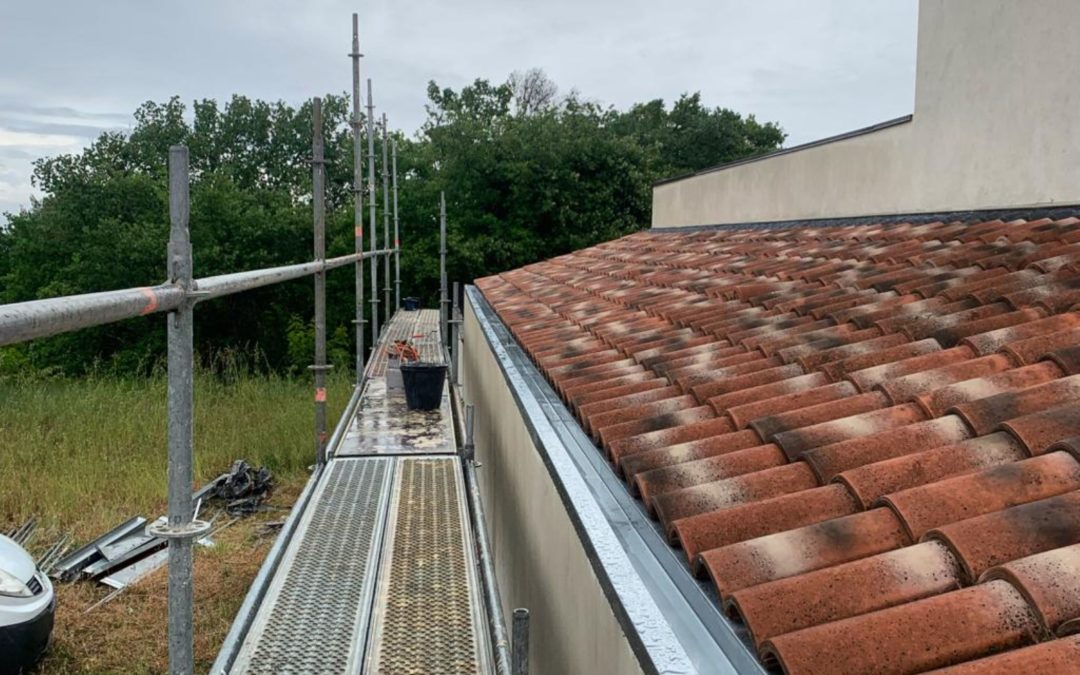 Comment savoir si ma toiture à Laudun-l’Ardoise a besoin d’une rénovation ou d’un simple entretien ?